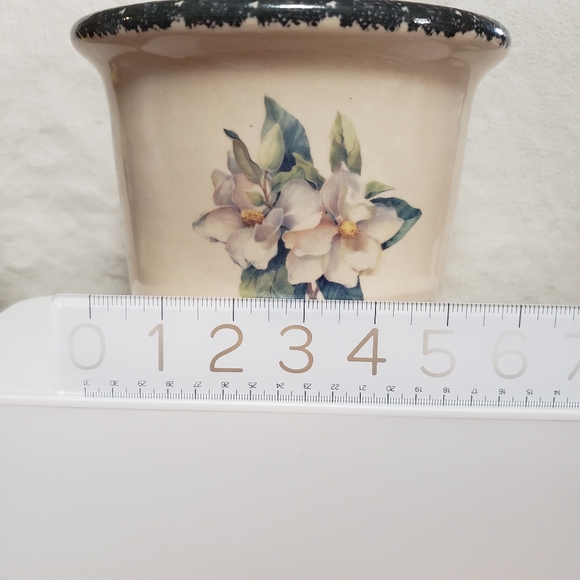 Home and garden magnolia planter from 2002. - Picture 2 of 7